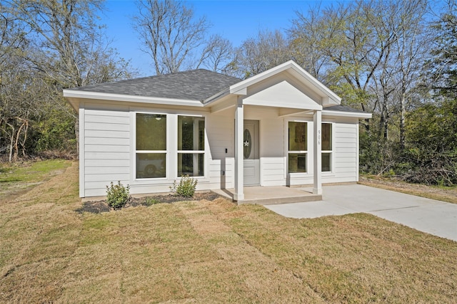 view of front of property with a front yard