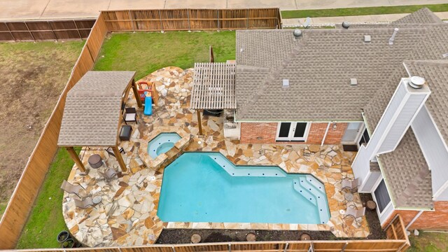 view of swimming pool featuring a yard