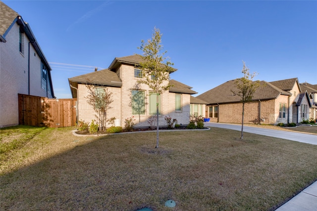 view of front of property featuring a front yard