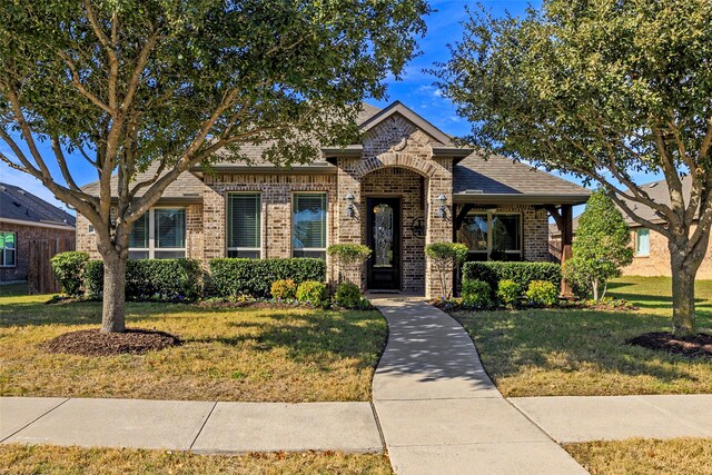 view of front of property featuring a front yard