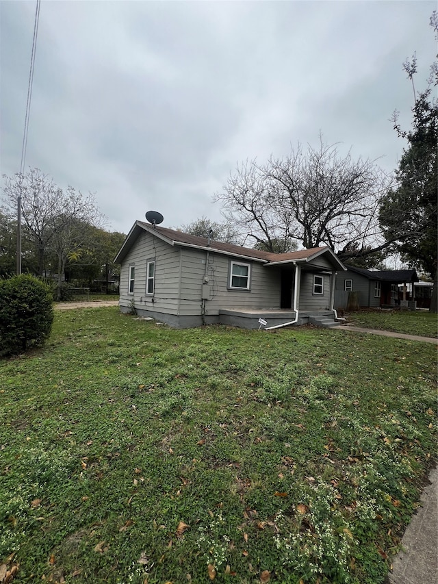 view of front of property with a front yard