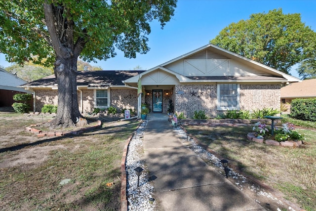 view of front of home featuring a front lawn