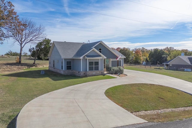 view of front of house featuring a front lawn