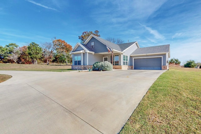 craftsman house featuring a front lawn and a garage