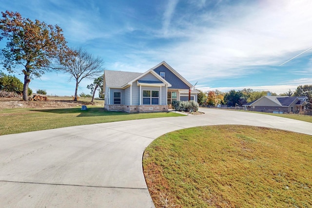 craftsman inspired home featuring a front lawn