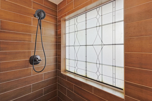 details featuring tiled shower