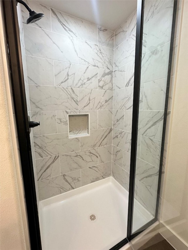 bathroom featuring a tile shower