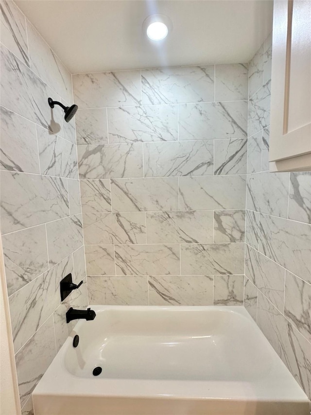 bathroom with tiled shower / bath combo