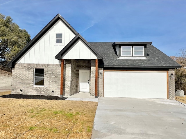 view of front facade featuring a garage and a front yard