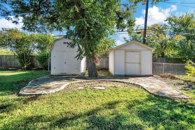 view of yard with a shed