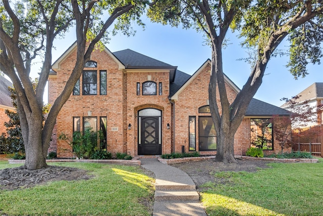 view of front facade featuring a front yard