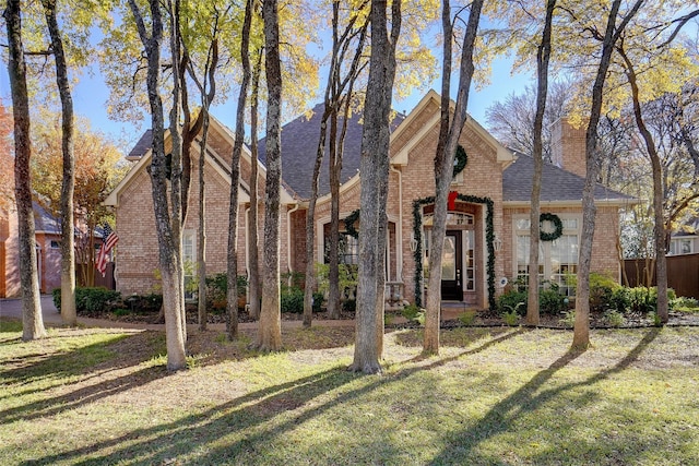 view of front facade featuring a front lawn