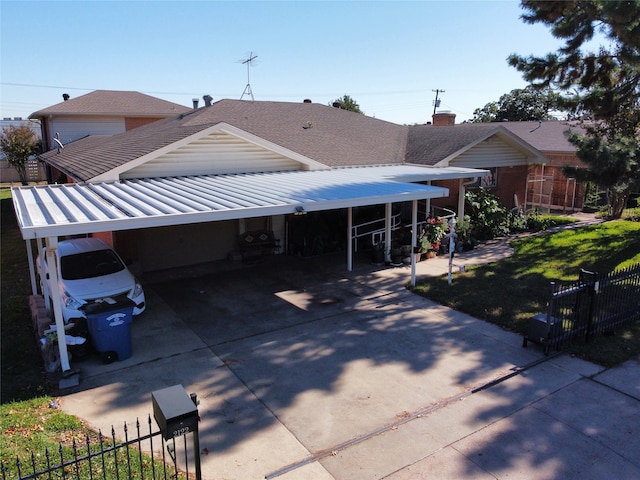 view of front of home featuring a carport and a front yard