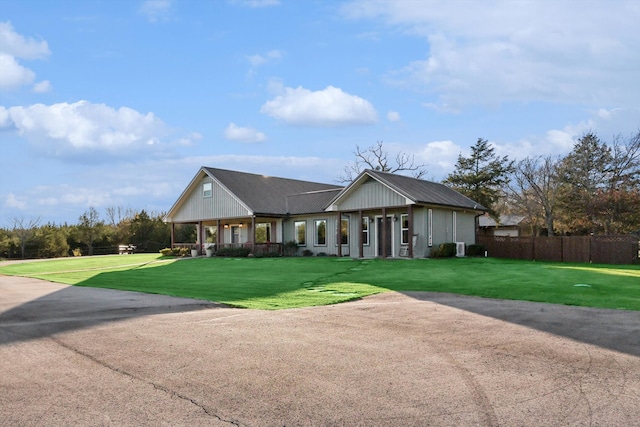 view of front of property featuring a front yard