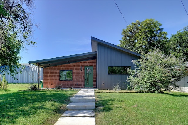 view of front of house with a front lawn