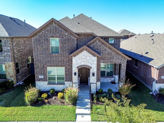 view of front of home featuring a front lawn