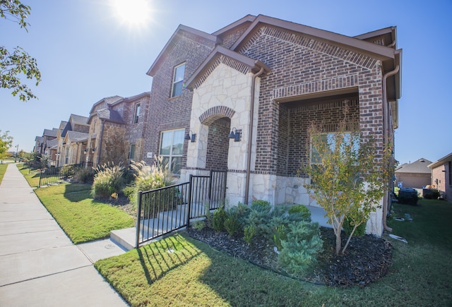 view of front of property featuring a front yard