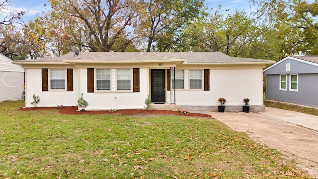 single story home featuring a front lawn