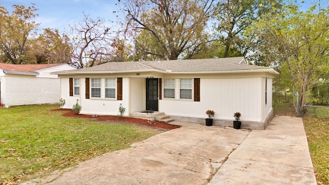 single story home featuring a front lawn