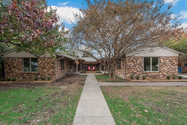 view of front of home featuring a front yard