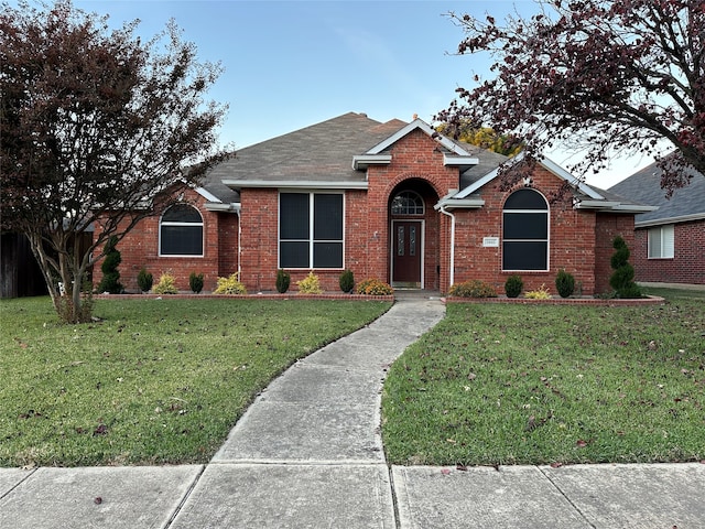 view of front facade featuring a front lawn