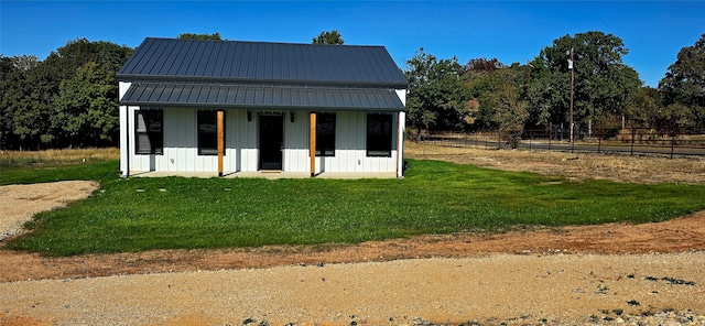 view of front of home featuring a front lawn