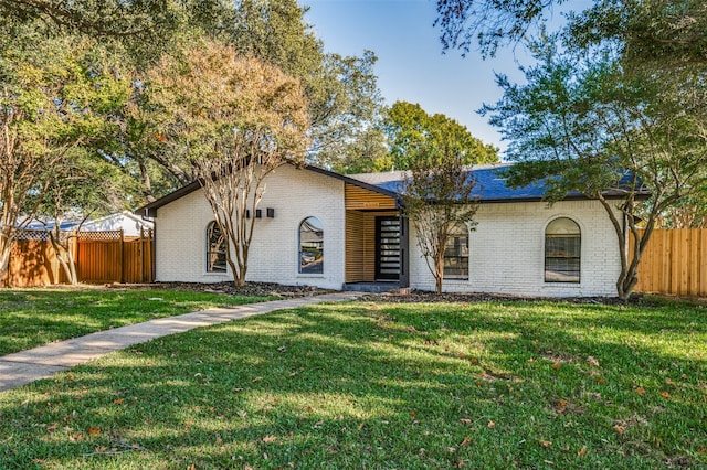 single story home featuring a front lawn