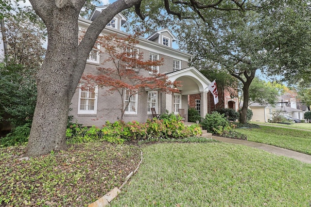 view of front of home featuring a front yard