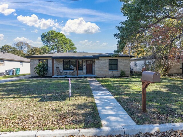 single story home with a front lawn