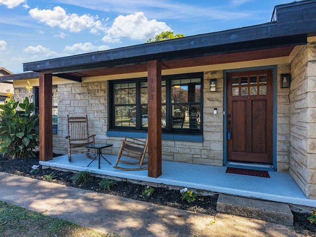 property entrance featuring a porch