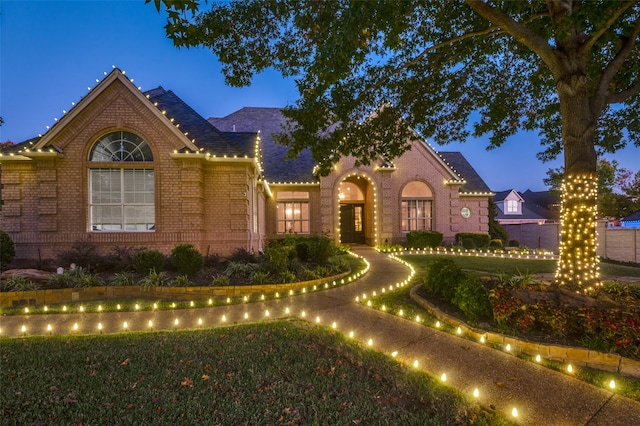 view of front of property featuring a front lawn