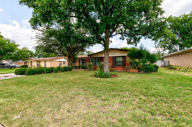 view of front of property featuring a front lawn