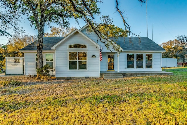 single story home with a front lawn