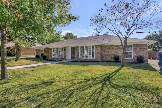 single story home with a front lawn