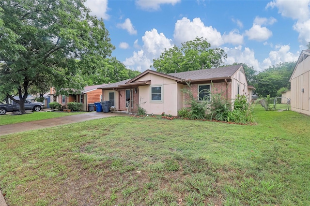 view of front of home featuring a front lawn