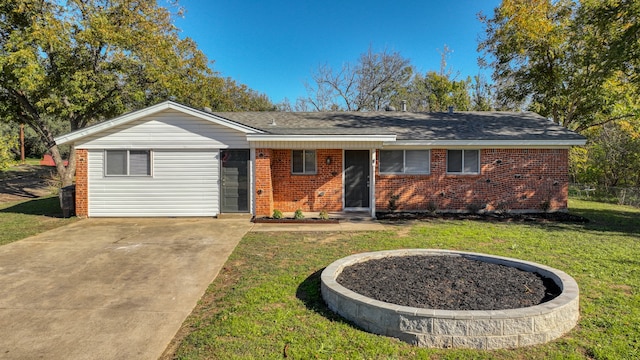 ranch-style home featuring a front lawn