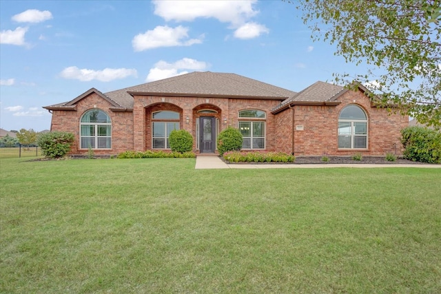 view of front facade featuring a front lawn