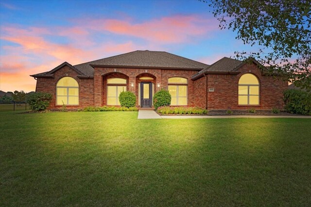 view of front facade with a lawn