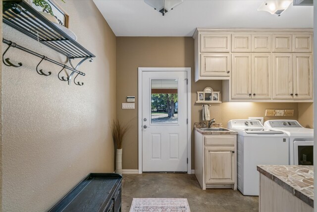 laundry room with cabinets, sink, and washing machine and clothes dryer