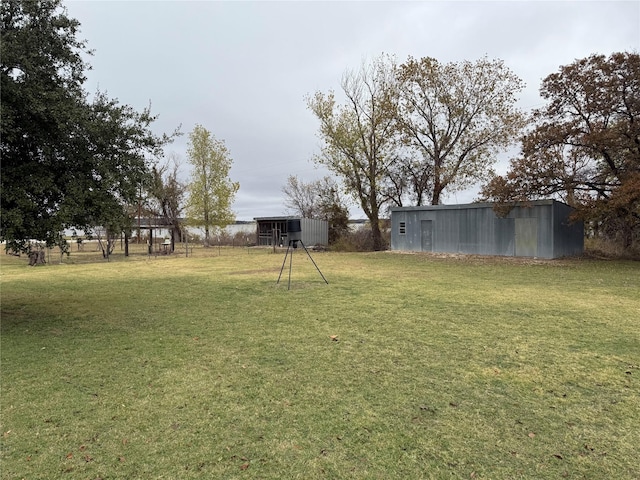 view of yard featuring an outbuilding