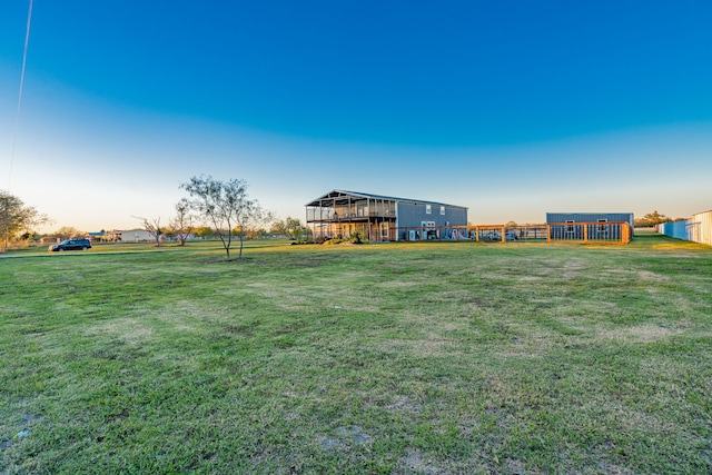 view of yard at dusk