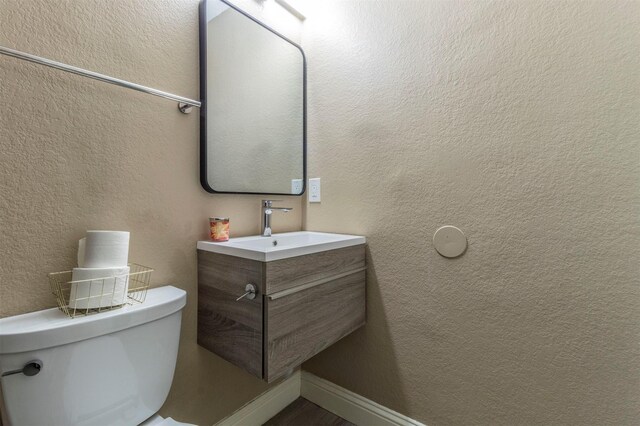 bathroom featuring a shower with curtain, vanity, and toilet