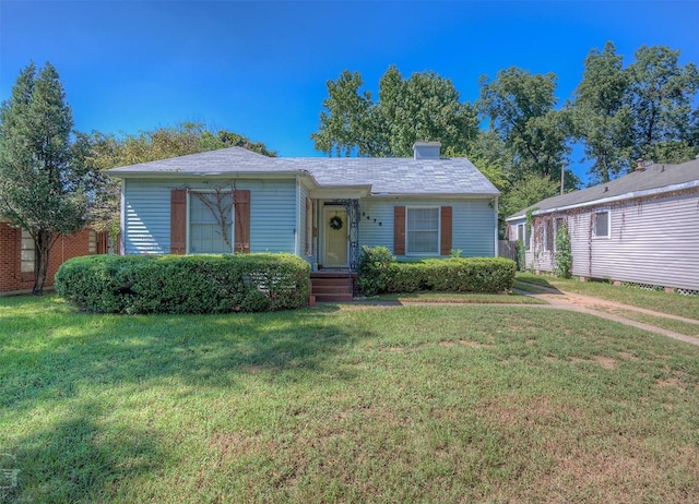 view of front of property featuring a front yard