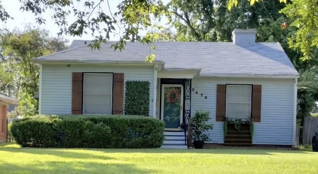 single story home featuring a front lawn