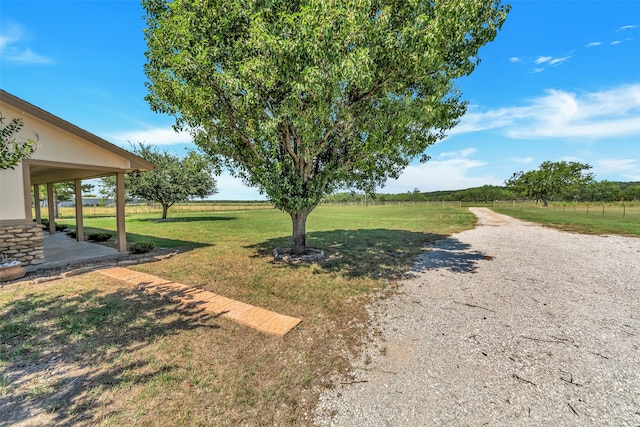 view of yard featuring a rural view