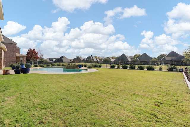 view of yard featuring a fenced in pool