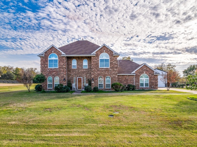 view of front of property featuring a front lawn