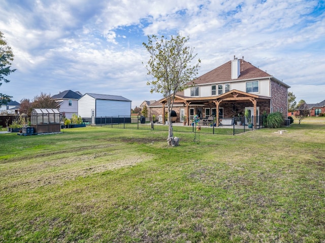 view of yard featuring an outbuilding