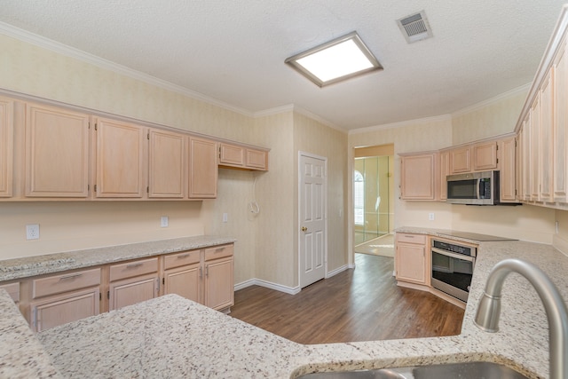 kitchen featuring crown molding, dark hardwood / wood-style flooring, stainless steel appliances, and sink