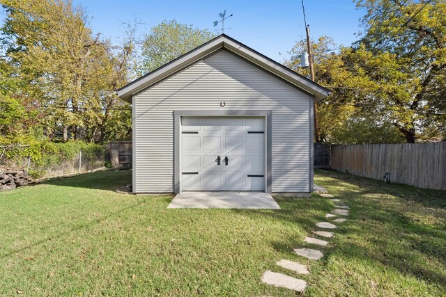 view of outdoor structure featuring a garage and a yard